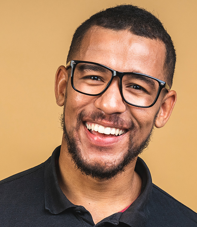 Mann mit perfektem Lächeln -Symbolbild für Aligner in der Zahnarztpraxis Kowadent in Gerderath