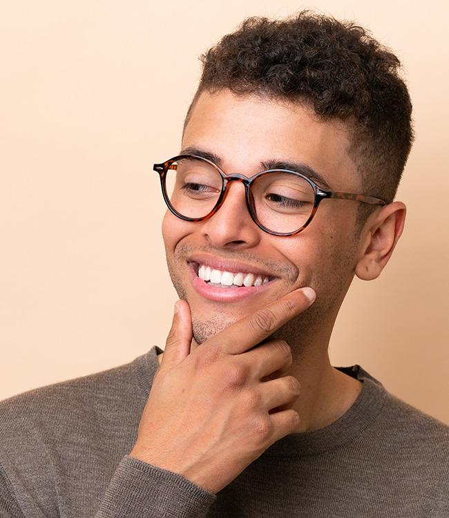Mann mit perfektem Lächeln -Symbolbild für Endodontie in der Zahnarztpraxis Kowadent in Gerderath