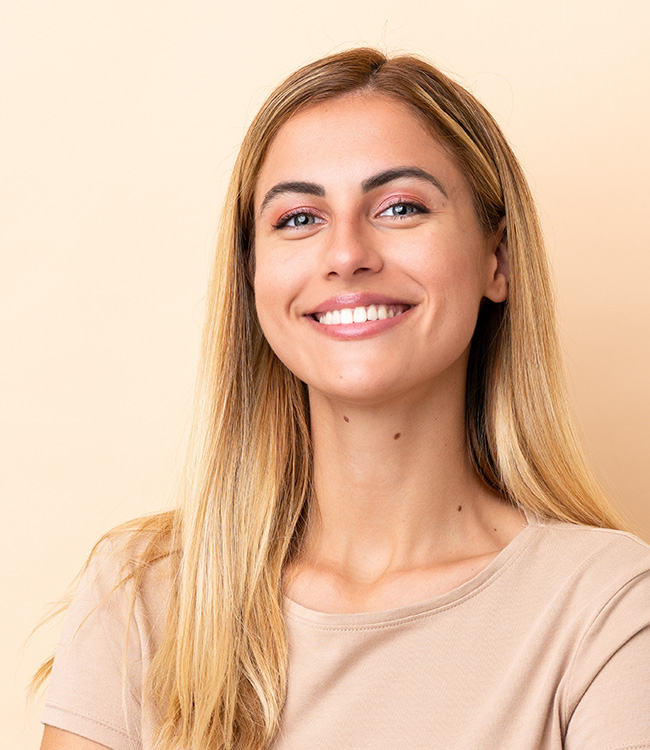 Frau mit perfektem Lächeln -Symbolbild für Zahnersatz aus Keramik in der Zahnarztpraxis Kowadent in Gerderath
