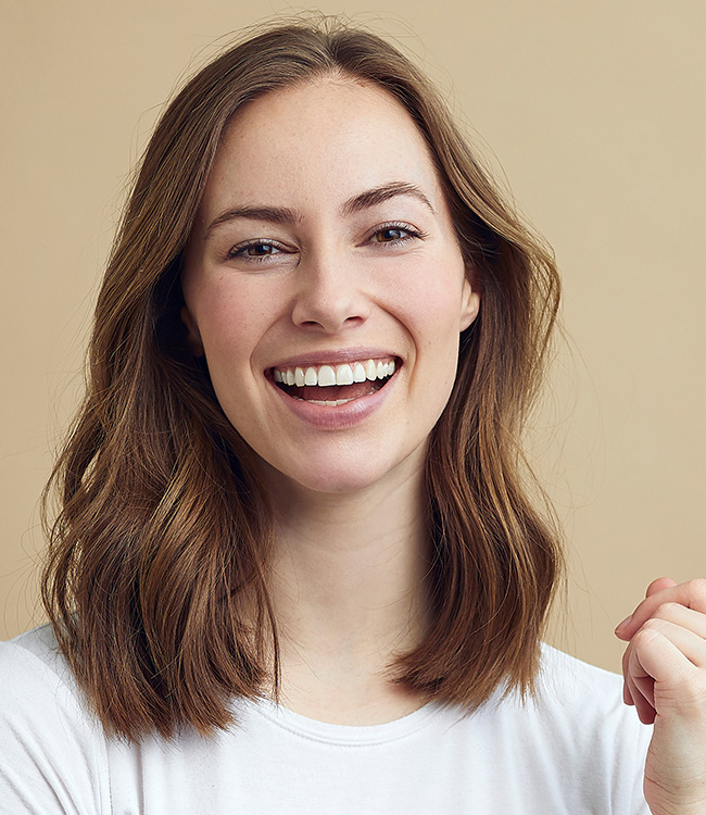 Frau mit perfektem Lächeln - Veneers in der Zahnarztpraxis Kowadent in Gerderath