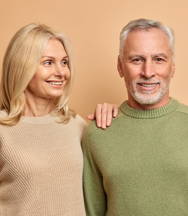 Paar mit perfektem Lächeln -Symbolbild für Hightech Zahnersatz in der Zahnarztpraxis Kowadent in Gerderath