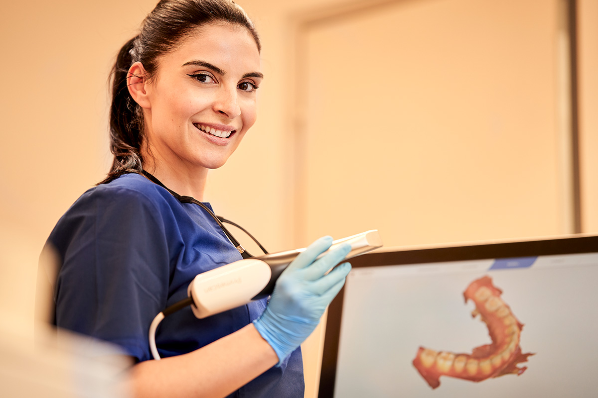 Abdruckfreie Untersuchung in der Zahnarztpraxis Kowadent in Gederath mit dem Intraoralscanner